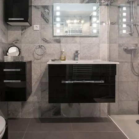 Newly Remodeled Parisian Gem In Le Marais! *