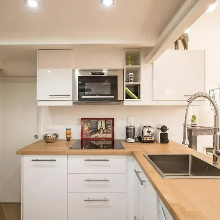 Newly Remodeled Parisian Gem In Le Marais! *
