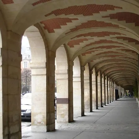 Newly Remodeled Parisian Gem In Le Marais! Paris